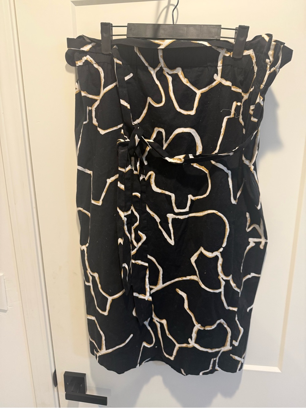 Who What Wear Black Midi Skirt with Cream Abstract Print